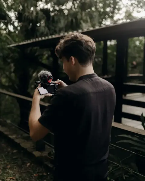 Un videomaker al lavoro durante un evento